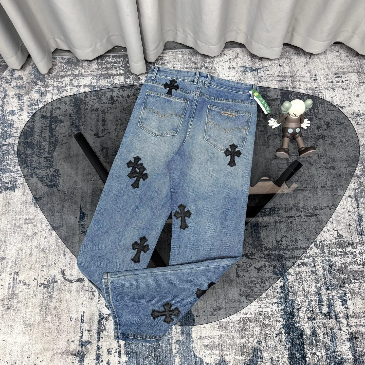 P230 Chrome Hearts CH/Chrome Hearts Classic Blue Pants Black Cross Patched Leather Jeans. Original purchased and patterned. Really restores the ultimate texture of Vintage. Special Italian cowhide print and then cut. Customized sheepskin three-layer thick line leather. The whole body is spliced in heavy water washing process. Craftsmen hand-splashed ink. You can see the details. Three-dimensional cutting version. Loose and comfortable. Not picky on the figure. Makes taller and slimmer. Factory Seiko. Original quality control. Same style for men and women. Can be matched with couples. Versatile recommendation. Essential jeans for all seasons Color: blue Size: 28-36 (S-XXL)